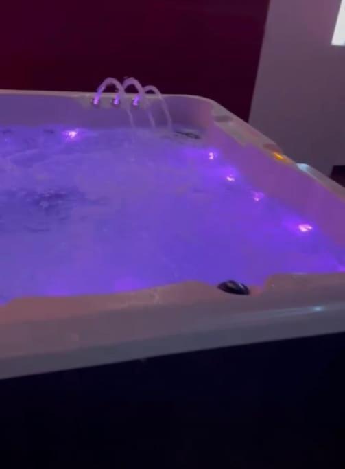 The Exclusive Jacuzzi Apartment Birmingham Eksteriør bilde