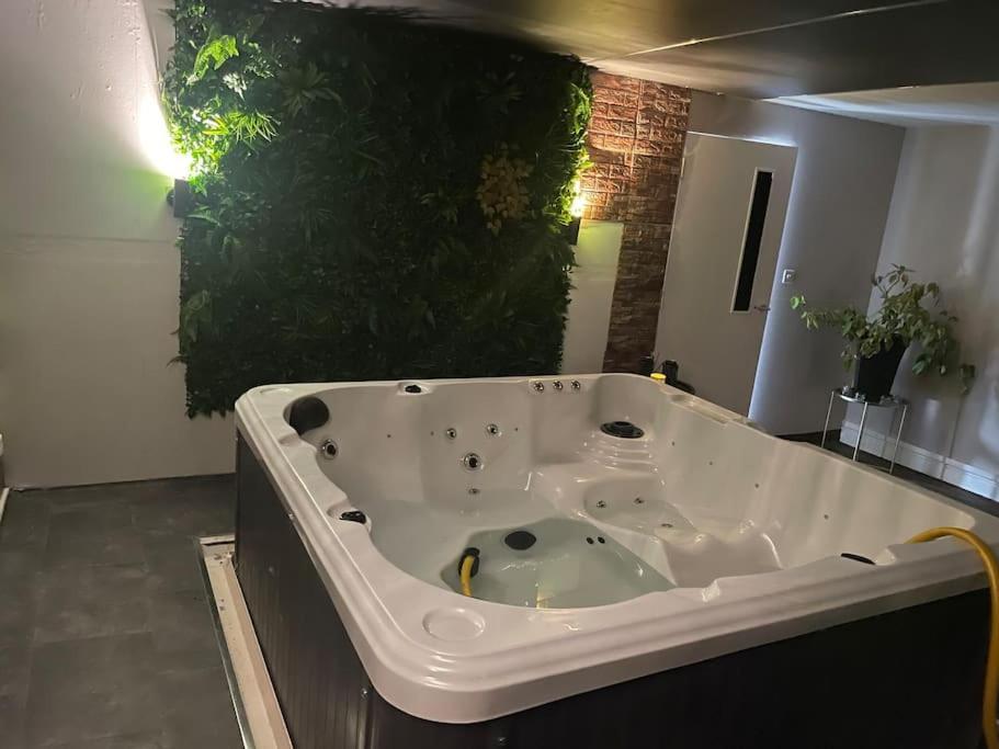 The Exclusive Jacuzzi Apartment Birmingham Eksteriør bilde